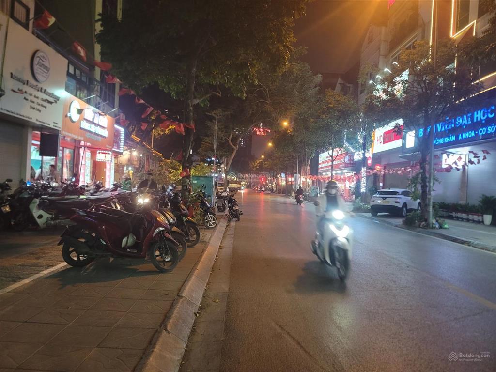 Chính chủ tôi cần bán gấp mảnh đất vàng duy nhất,mặt tiền lớn vỉa hè rộng ô tô đỗ chục chiếc