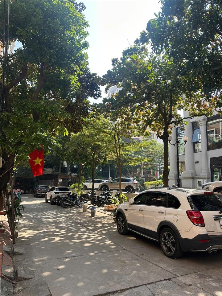 Chính chủ tôi cần bán gấp mảnh đất vàng duy nhất,mặt tiền lớn vỉa hè rộng ô tô đỗ chục chiếc