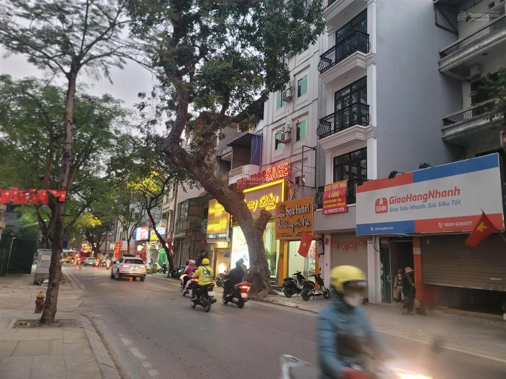 Chính chủ tôi cần bán gấp mảnh đất vàng duy nhất,mặt tiền lớn vỉa hè rộng ô tô đỗ chục chiếc