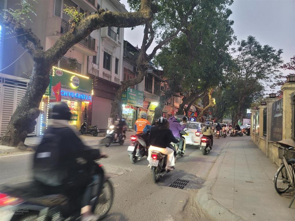 Chính chủ tôi cần bán gấp mảnh đất vàng duy nhất,mặt tiền lớn vỉa hè rộng ô tô đỗ chục chiếc