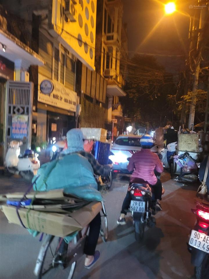 Chính chủ tôi cần bán gấp mảnh đất vàng duy nhất,mặt tiền lớn vỉa hè rộng ô tô đỗ chục chiếc