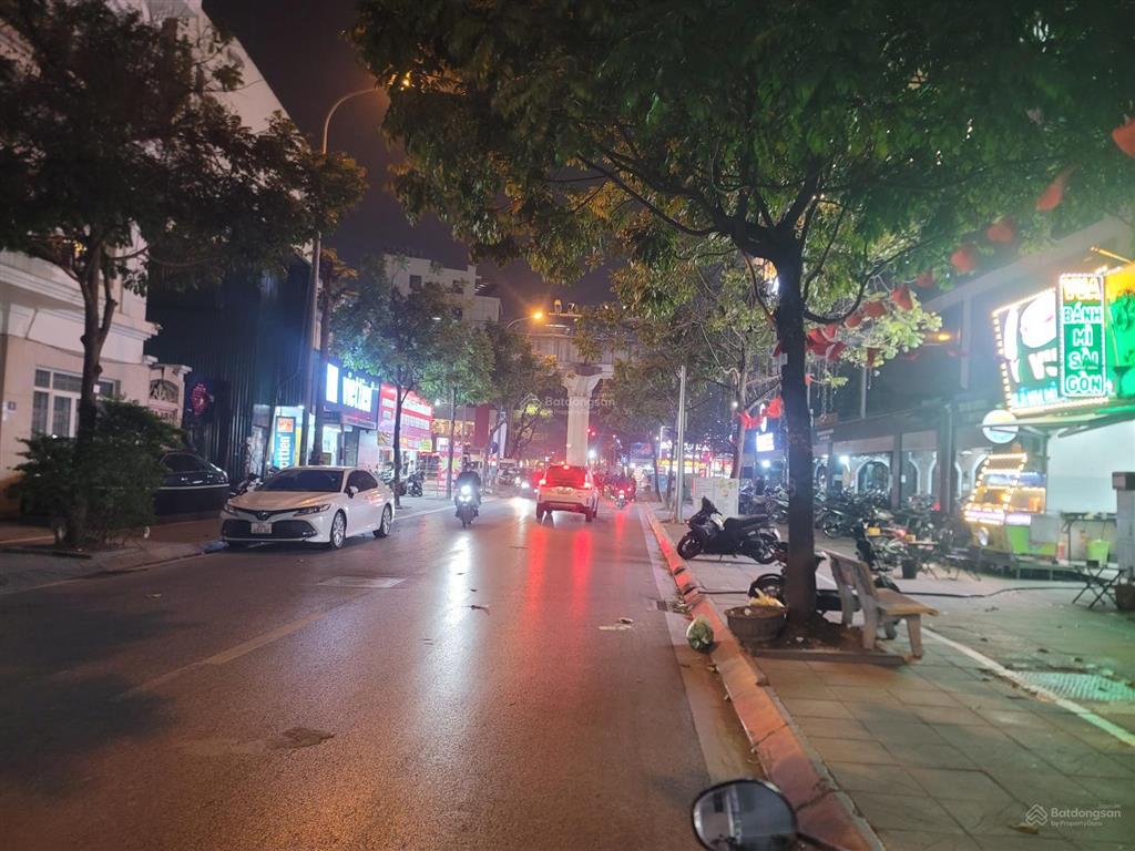 Chính chủ tôi cần bán gấp mảnh đất vàng duy nhất,mặt tiền lớn vỉa hè rộng ô tô đỗ chục chiếc