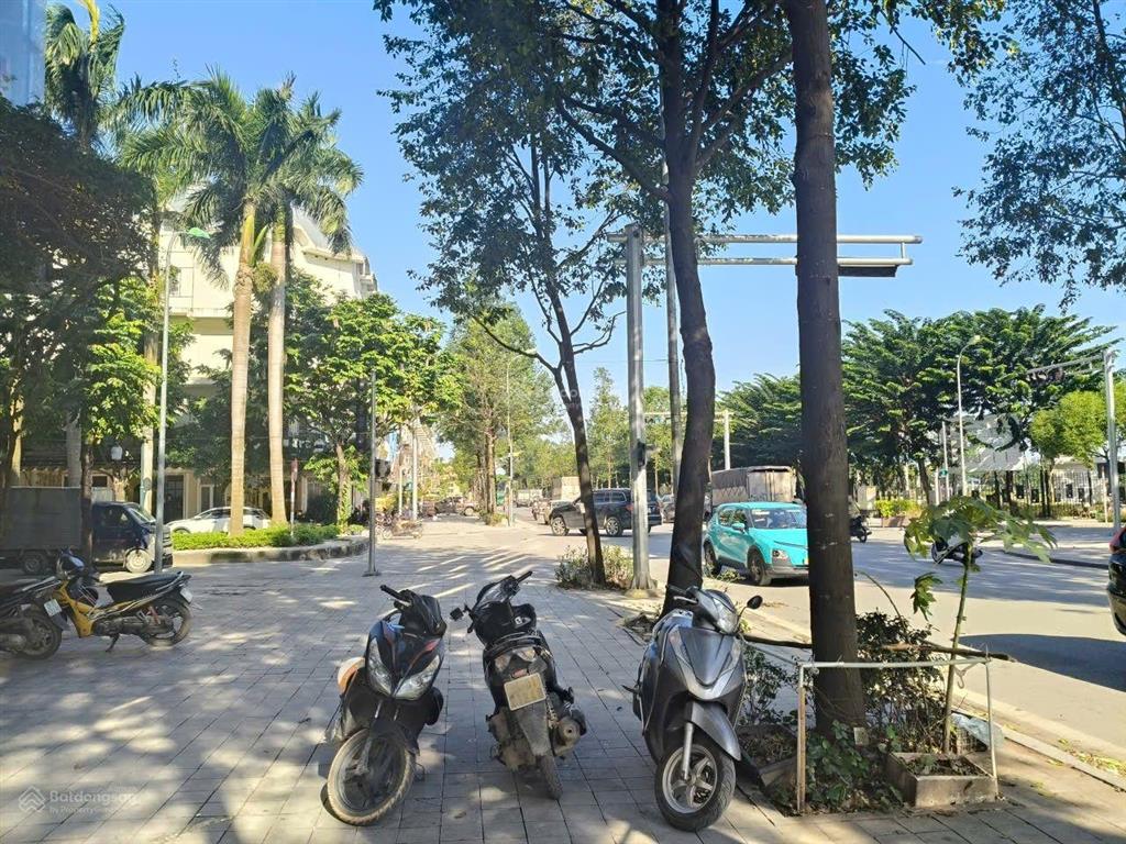 Bán biệt thự siêu đẹp kđt mới dương nội lô góc 3 mặt thoáng đối diện công viên cây xanh,giá 188tr/m
