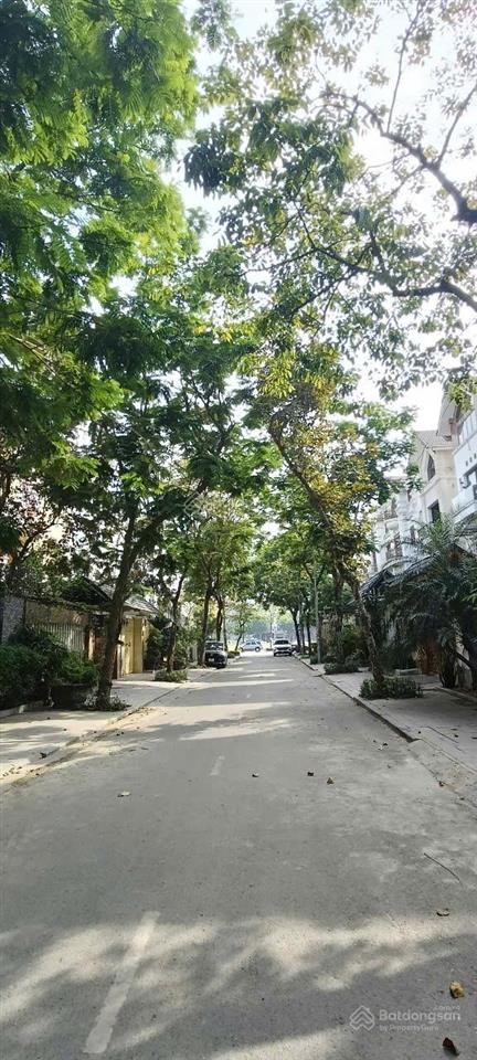 Cho thuê biệt thự tại kđt văn khê. hà đông. dt 200m2*4 tầng + 1 hầm. mt 10m. giá 40 tr