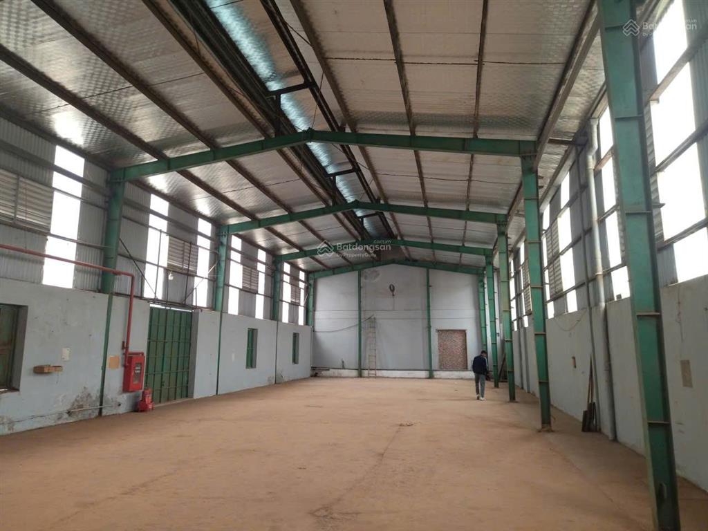 Cho thuê nhà xưởng mặt đg ql6, biên giang, hà đông. dt 500m2. mt 20m. xuất vat. giá 70 ngàn/m2