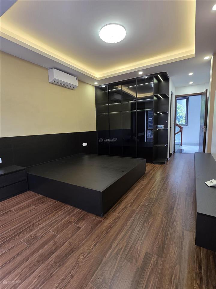 Tôi cần bán căn nhà 5 tầng phố ngọc lâm long biên, ô tô tránh vỉa hè kinh doanh 30m2 5 tầng 12,9 tỷ