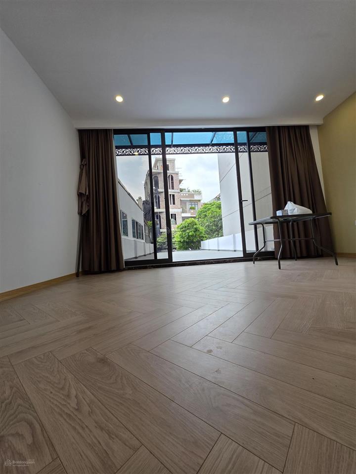 Tôi cần bán căn nhà mp đức giang, long biên, 107m2 5 tầng, kinh doanh, vỉa hè, ô tô tránh, 14,5 tỷ
