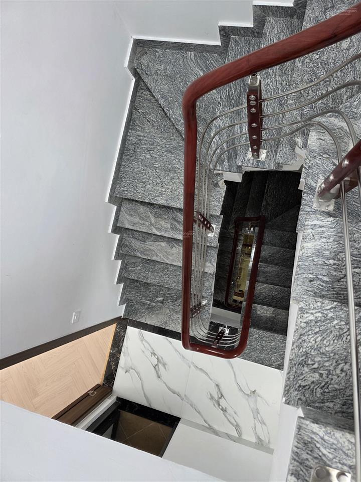 Tôi cần bán căn nhà mp đức giang, long biên, 107m2 5 tầng, kinh doanh, vỉa hè, ô tô tránh, 14,5 tỷ
