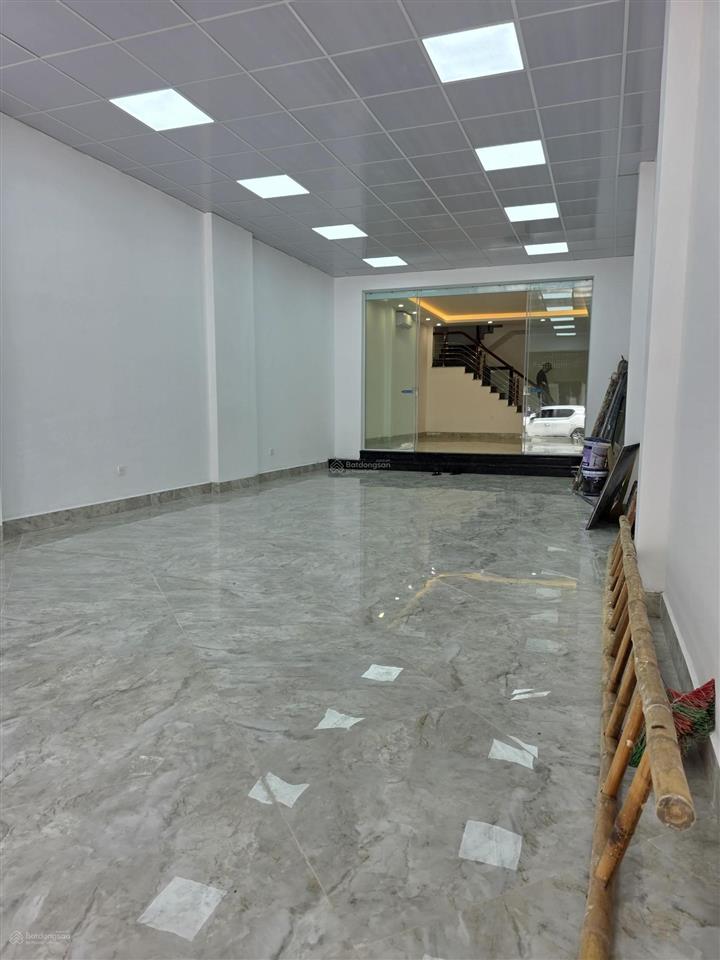 Tôi cần bán căn nhà mp đức giang, long biên, 107m2 5 tầng, kinh doanh, vỉa hè, ô tô tránh, 14,5 tỷ