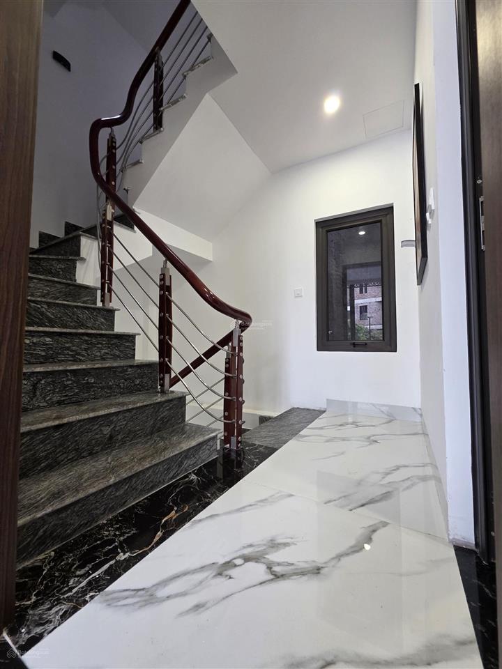 Tôi cần bán căn nhà mp đức giang, long biên, 107m2 5 tầng, kinh doanh, vỉa hè, ô tô tránh, 14,5 tỷ