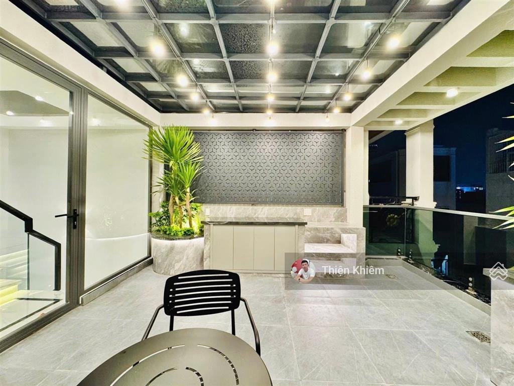 Nhà có thang máy kế bên ubnd đường nguyễn thái sơn  p.5  gò vấp  4.5m x 14m  5 lầu  10.9 tỷ