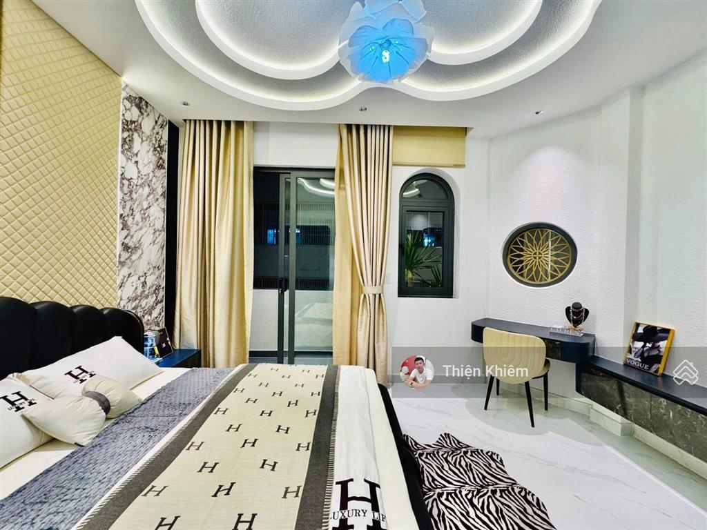 Nhà có thang máy kế bên ubnd đường nguyễn thái sơn  p.5  gò vấp  4.5m x 14m  5 lầu  10.9 tỷ