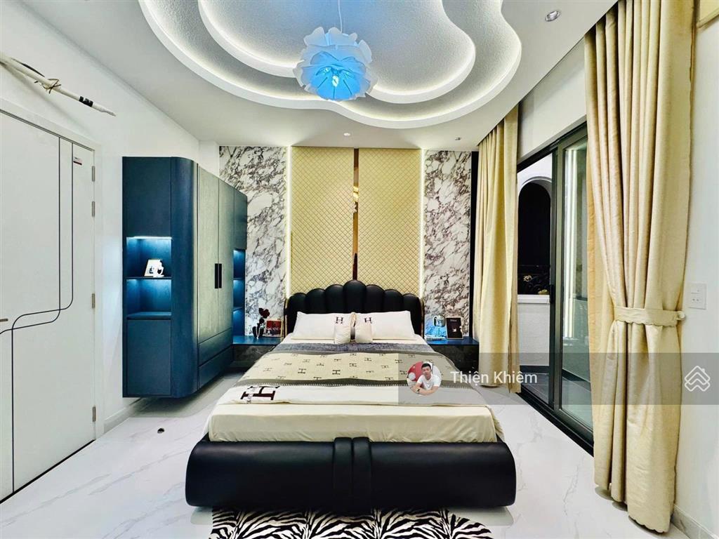 Nhà có thang máy kế bên ubnd đường nguyễn thái sơn  p.5  gò vấp  4.5m x 14m  5 lầu  10.9 tỷ