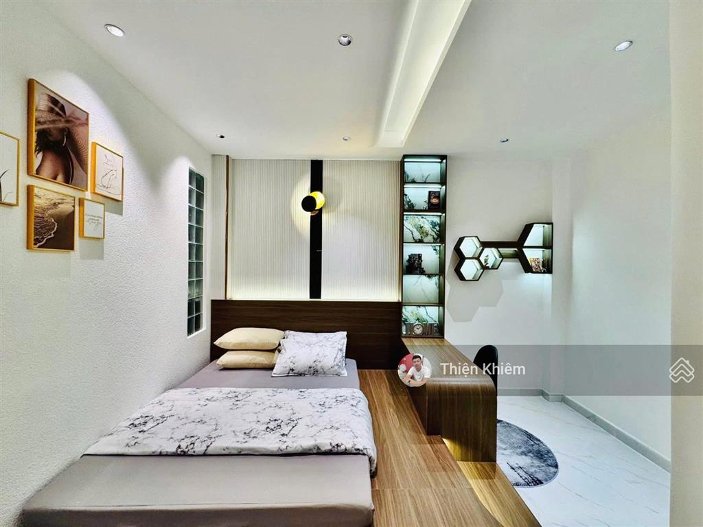 Nhà có thang máy kế bên ubnd đường nguyễn thái sơn  p.5  gò vấp  4.5m x 14m  5 lầu  10.9 tỷ