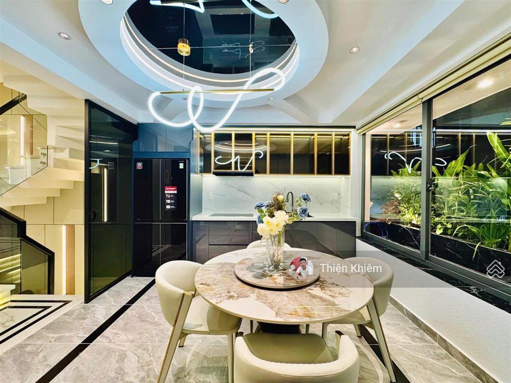Nhà có thang máy kế bên ubnd đường nguyễn thái sơn  p.5  gò vấp  4.5m x 14m  5 lầu  10.9 tỷ