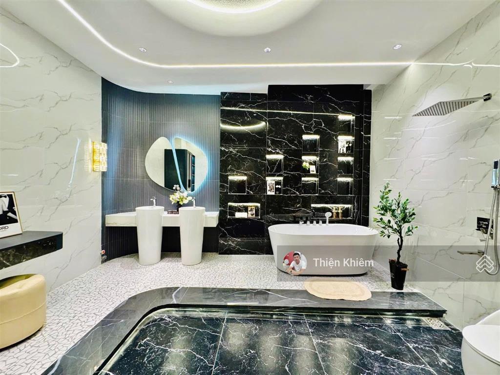 Nhà có thang máy kế bên ubnd đường nguyễn thái sơn  p.5  gò vấp  4.5m x 14m  5 lầu  10.9 tỷ