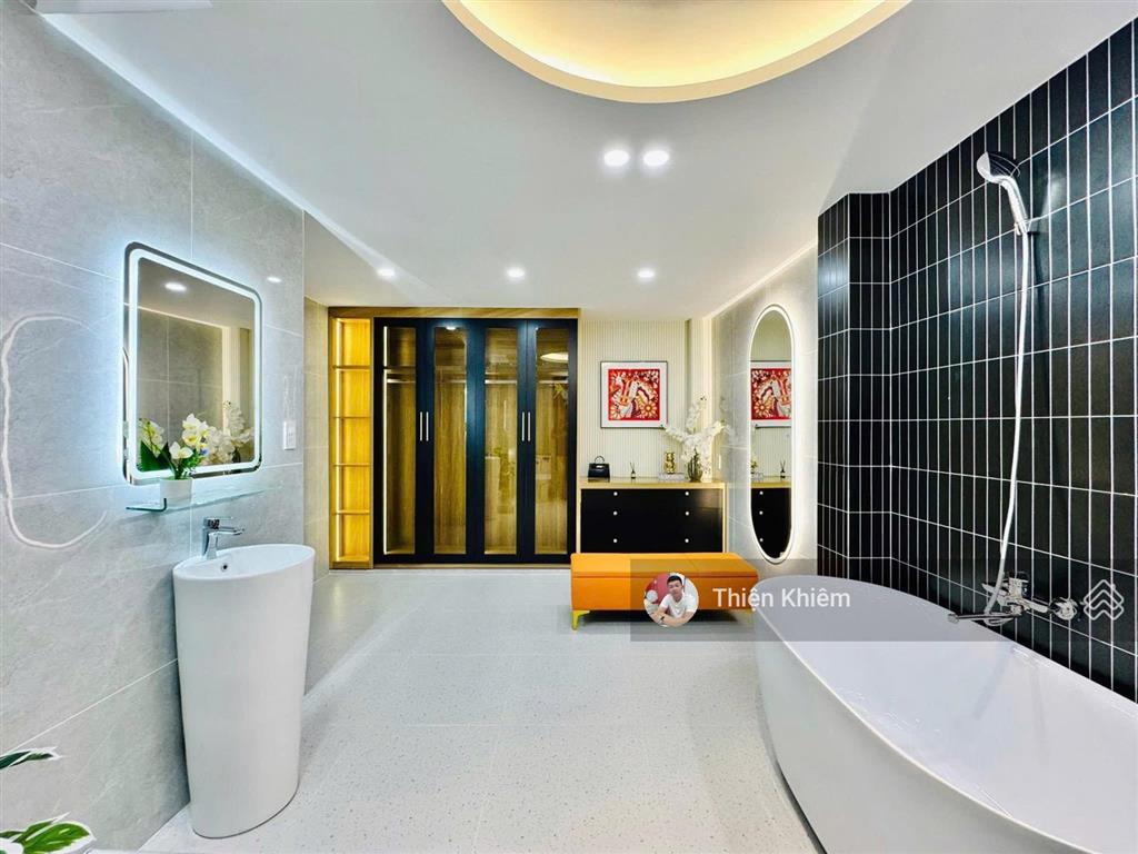 Nhà bán kế bên chợ gò vấp đường lý thường kiệt  p7  gò vấp  5 lầu mới