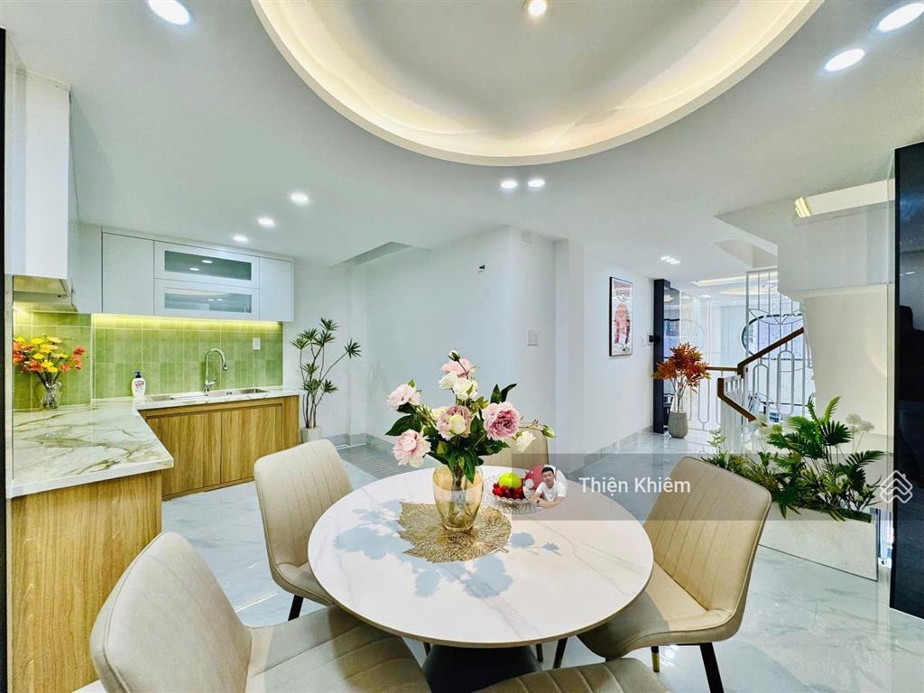 Nhà bán kế bên chợ gò vấp đường lý thường kiệt  p7  gò vấp  5 lầu mới