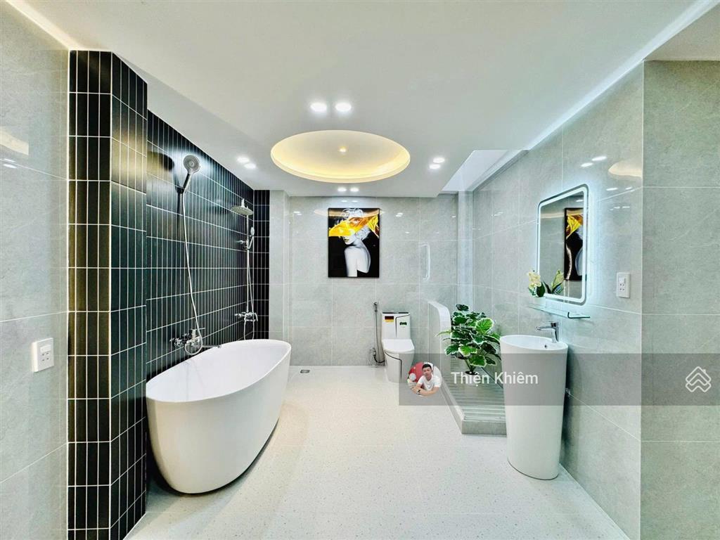 Nhà bán kế bên chợ gò vấp đường lý thường kiệt  p7  gò vấp  5 lầu mới