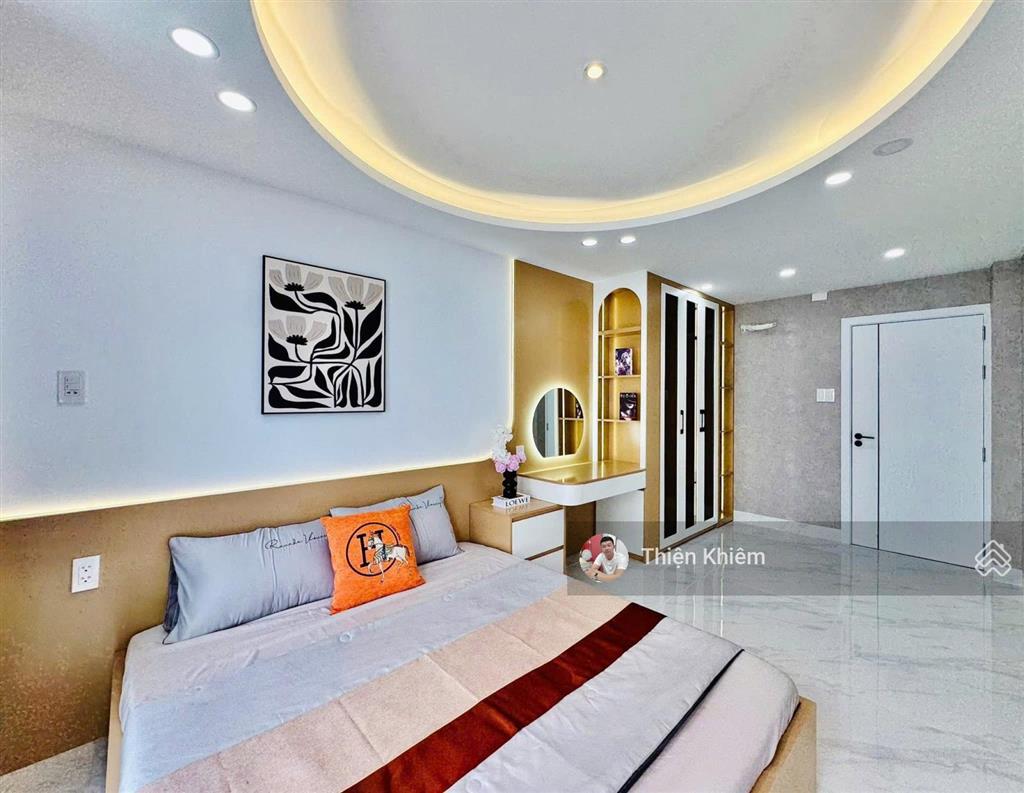 Nhà bán kế bên chợ gò vấp đường lý thường kiệt  p7  gò vấp  5 lầu mới