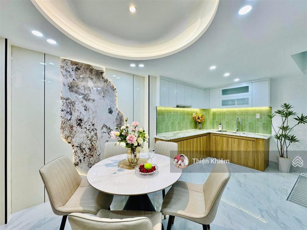 Nhà bán kế bên chợ gò vấp đường lý thường kiệt  p7  gò vấp  5 lầu mới