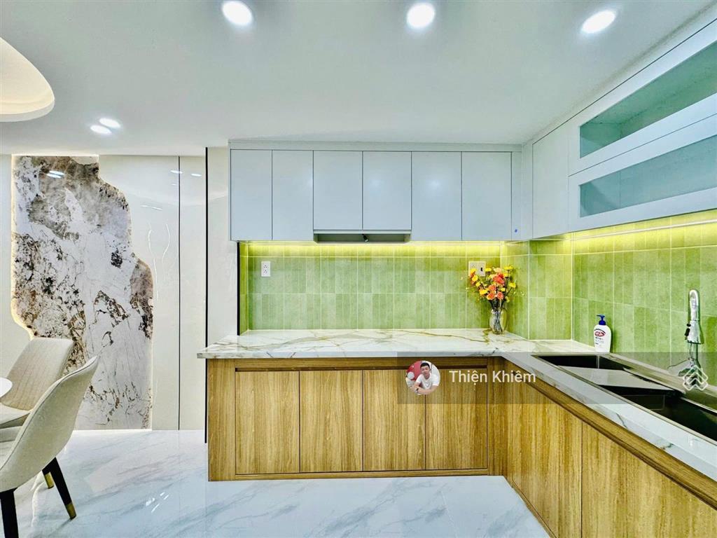 Nhà bán kế bên chợ gò vấp đường lý thường kiệt  p7  gò vấp  5 lầu mới