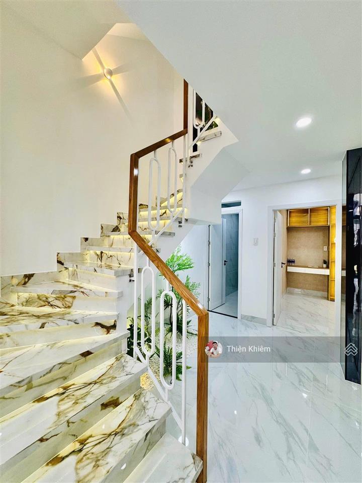 Nhà bán kế bên chợ gò vấp đường lý thường kiệt  p7  gò vấp  5 lầu mới
