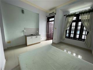 Phòng ban công, có nội thất đầy đủ, giờ giấc tự do, không chung chủ, an ninh yên tĩnh, ít người ở.
