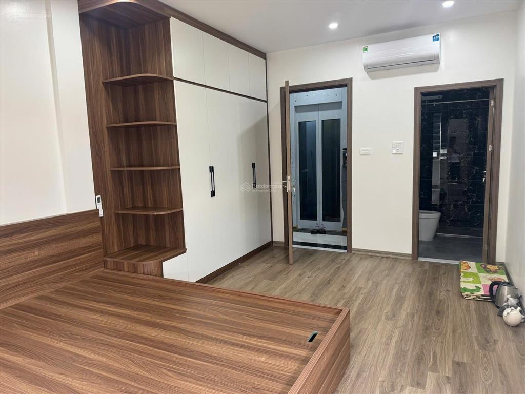 Chủ nhà nhờ em bán căn nhà 5 tầng thang máy, biệt lô góc thoáng sáng, 7 chỗ chạy vòng quanh ạ.