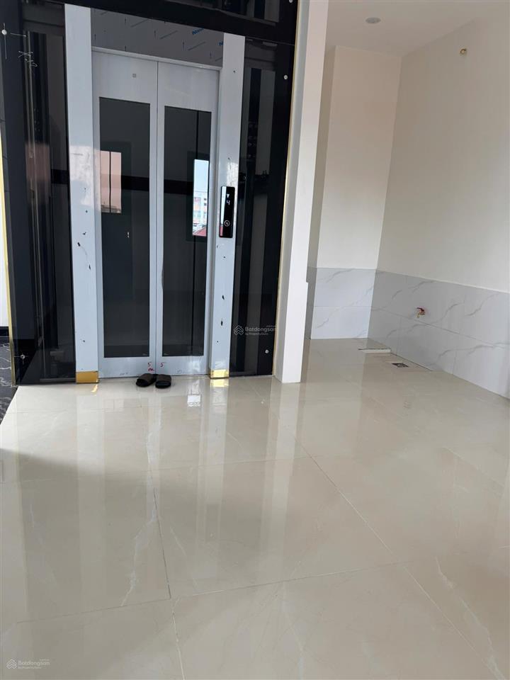 Chủ nhà nhờ em bán căn nhà 5 tầng thang máy, biệt lô góc thoáng sáng, 7 chỗ chạy vòng quanh ạ.