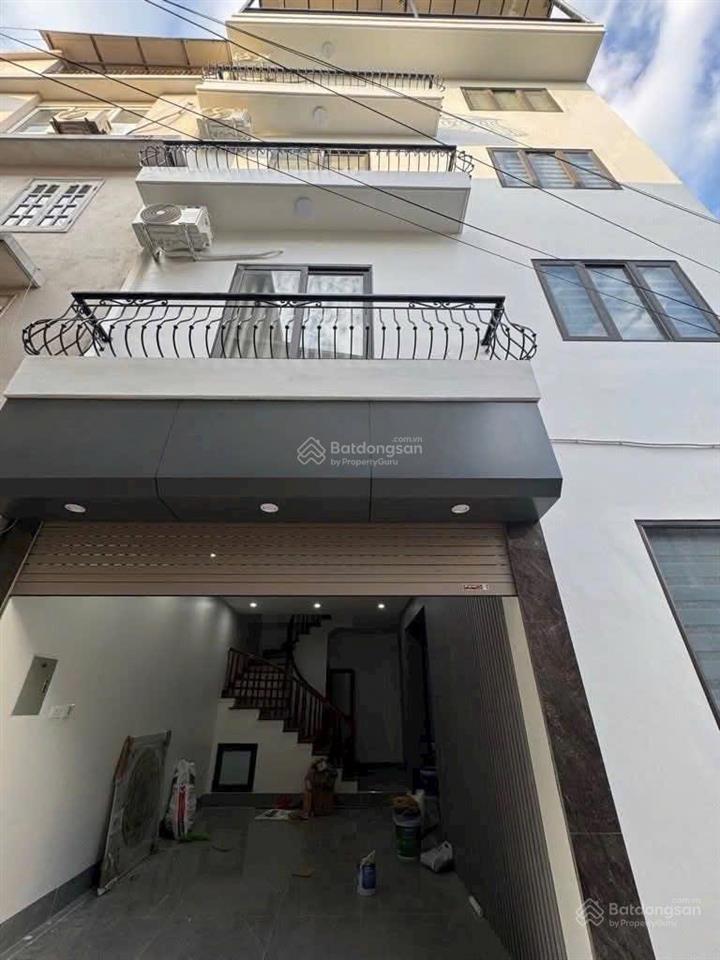 Chủ nhà nhờ em bán căn nhà 5 tầng thang máy, biệt lô góc thoáng sáng, 7 chỗ chạy vòng quanh ạ.