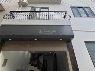 Chủ nhà nhờ em bán căn nhà 5 tầng thang máy, biệt lô góc thoáng sáng, 7 chỗ chạy vòng quanh ạ.
