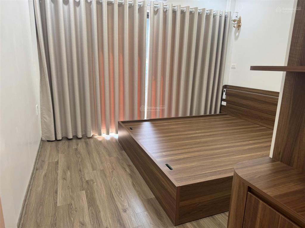 Chủ nhà nhờ em bán căn nhà 5 tầng thang máy, biệt lô góc thoáng sáng, 7 chỗ chạy vòng quanh ạ.