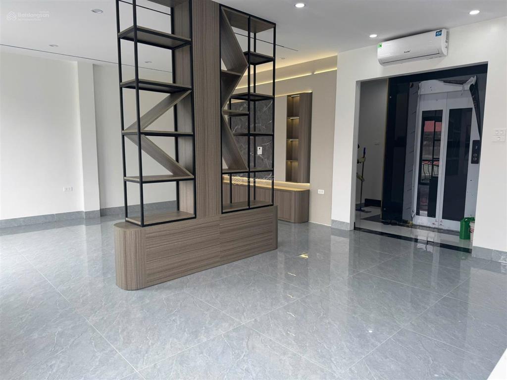 Chủ nhà nhờ em bán căn nhà 5 tầng thang máy, biệt lô góc thoáng sáng, 7 chỗ chạy vòng quanh ạ.