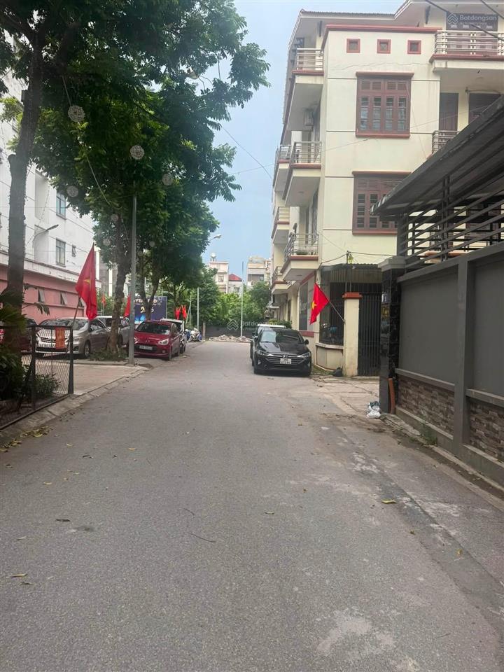 Việt hưng  đất ô tô tránh  đường bàn cờ  sát đường 40m  50m2 mt 4m  10 tỷ hơn chút thôi ạ