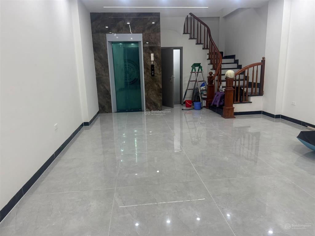 Bán căn nhà 7 tầng thang máy tầng 1 để ô tô để xe máy tầng 2.3.4.5 pn 6 khách bếp 7 phòng thờ