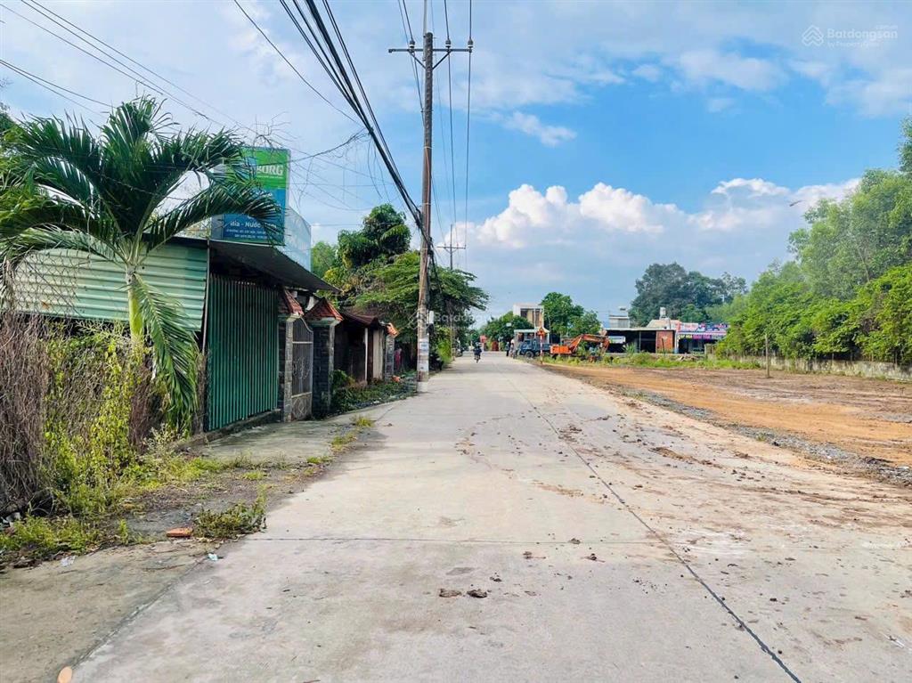 Cách thị trấn 2km thuộc xã tân an hội củ chi, mặt tiền đường bê tông
