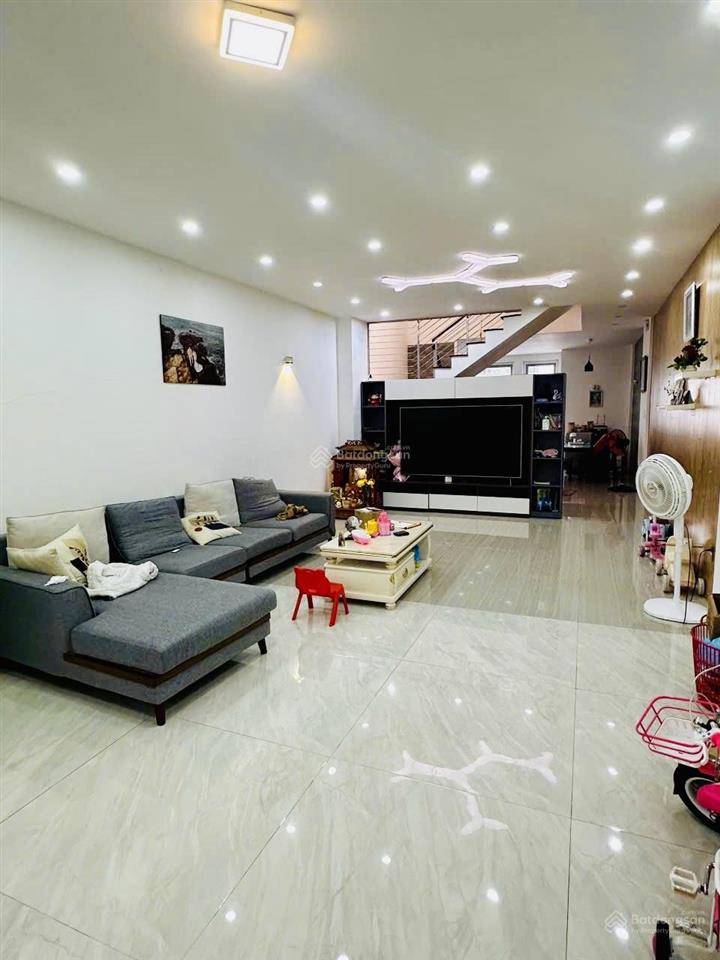 Bán nhà đẹp sân đậu ôtô rộng trung tâm phường 8, vũng tàu. hẻm 2 ôtô thẳng vào gần. giá 9,9 tỷ