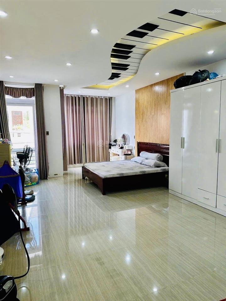 Bán nhà đẹp sân đậu ôtô rộng trung tâm phường 8, vũng tàu. hẻm 2 ôtô thẳng vào gần. giá 9,9 tỷ