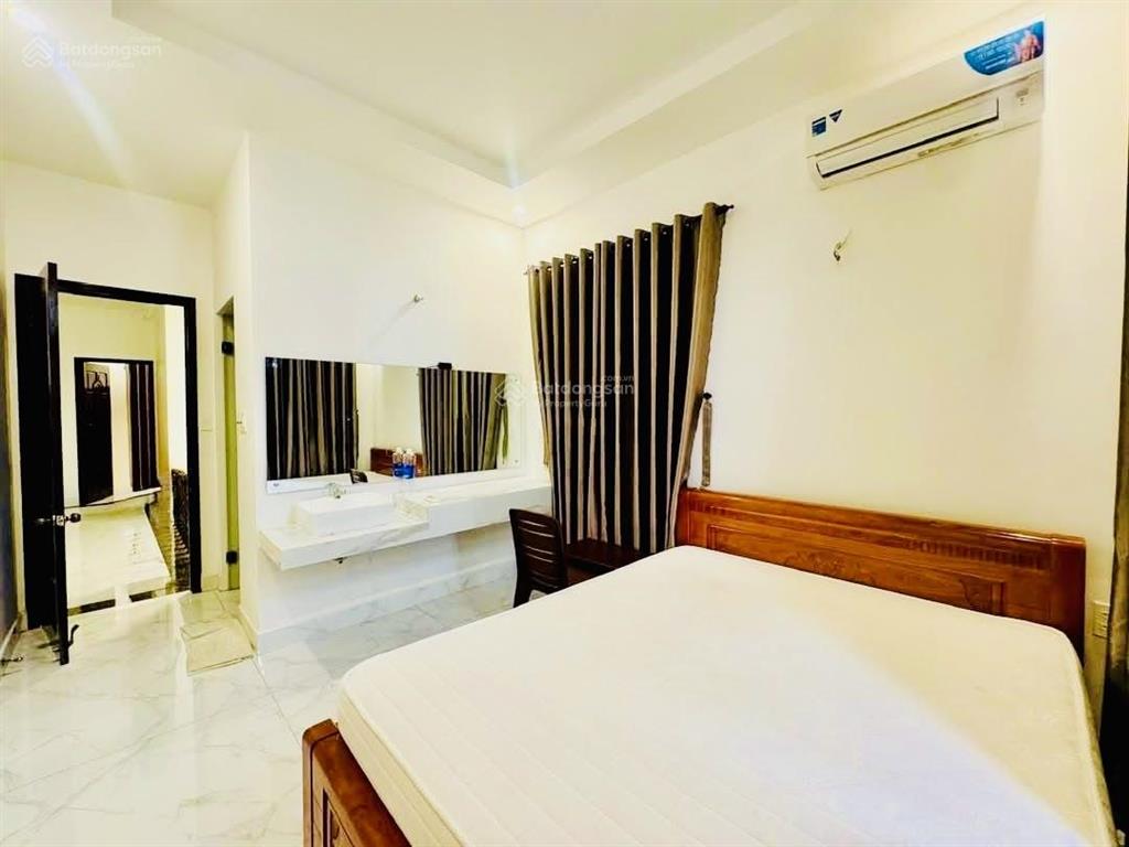 Cho thuê biệt thự hồ bơi sân vườn rộng gần bờ hồ bàu sen 6pn full nội thất giá 35 triệu