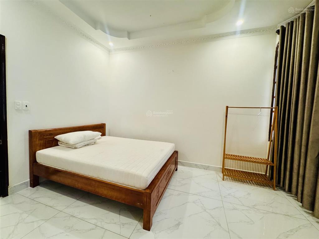 Cho thuê biệt thự hồ bơi sân vườn rộng gần bờ hồ bàu sen 6pn full nội thất giá 35 triệu