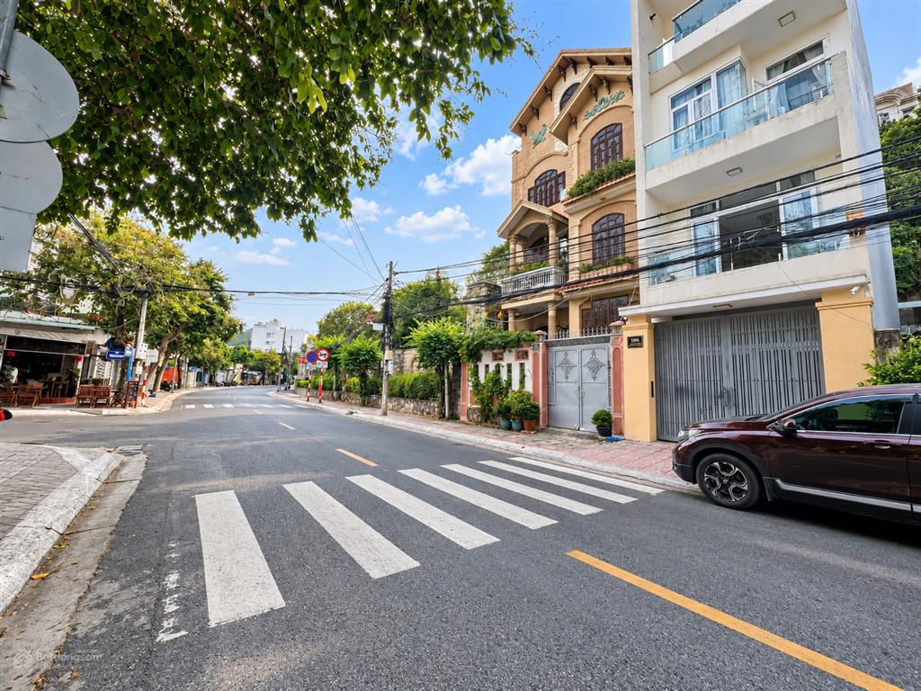 Bán nhà 1 trệt 3 lầu mặt tiền đường phan bội châu vị trí đẹp gần biển bãi trước. giá 8,8 tỷ tl