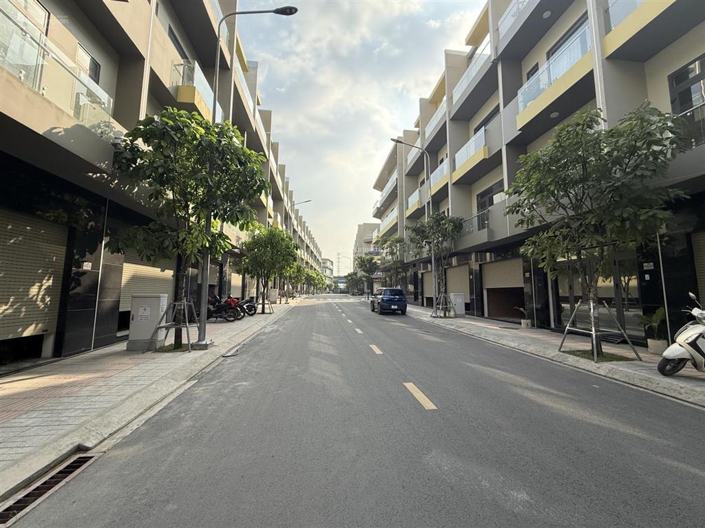 Bán gấp biệt thự bcons uni valley, 9,868 tỷ, 84m2, đông hòa, dĩ an, bình dương