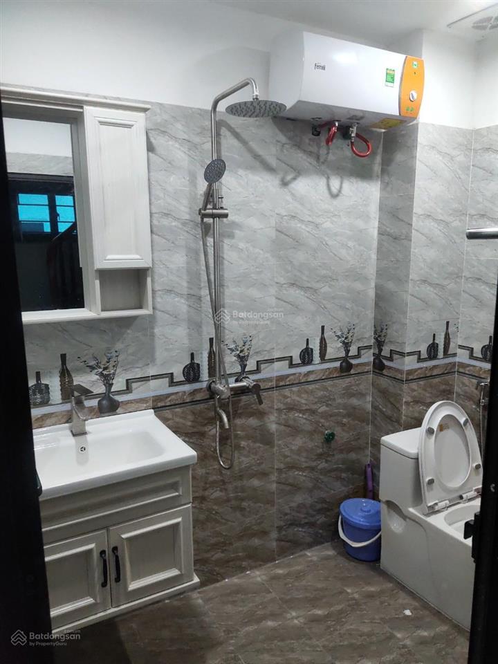 Cho thuê nhà nguyên căn diện tích 33m2 x 6 tầng, có gara ô tô, giá 10tr/tháng