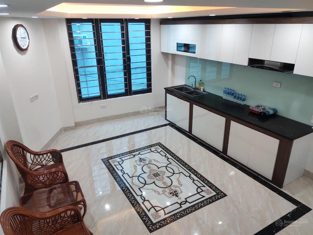 Cho thuê nhà nguyên căn diện tích 33m2 x 6 tầng, có gara ô tô, giá 10tr/tháng