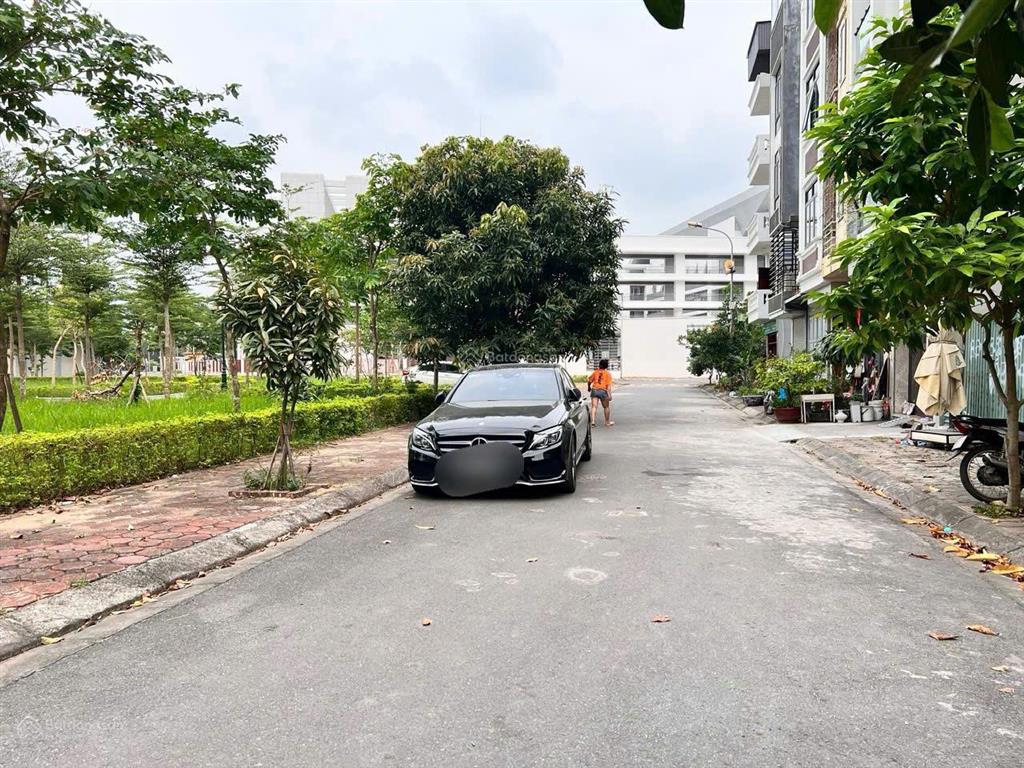 Trả nợ bán gấp 1 lô đất tđc giang biên, view vườn hoa