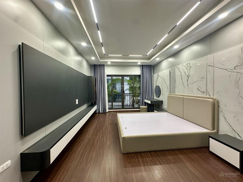 Bán nhà khu phân lô đền lừ dt 50m x 6 tầng xây mới