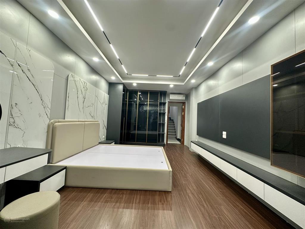 Bán nhà khu phân lô đền lừ dt 50m x 6 tầng xây mới