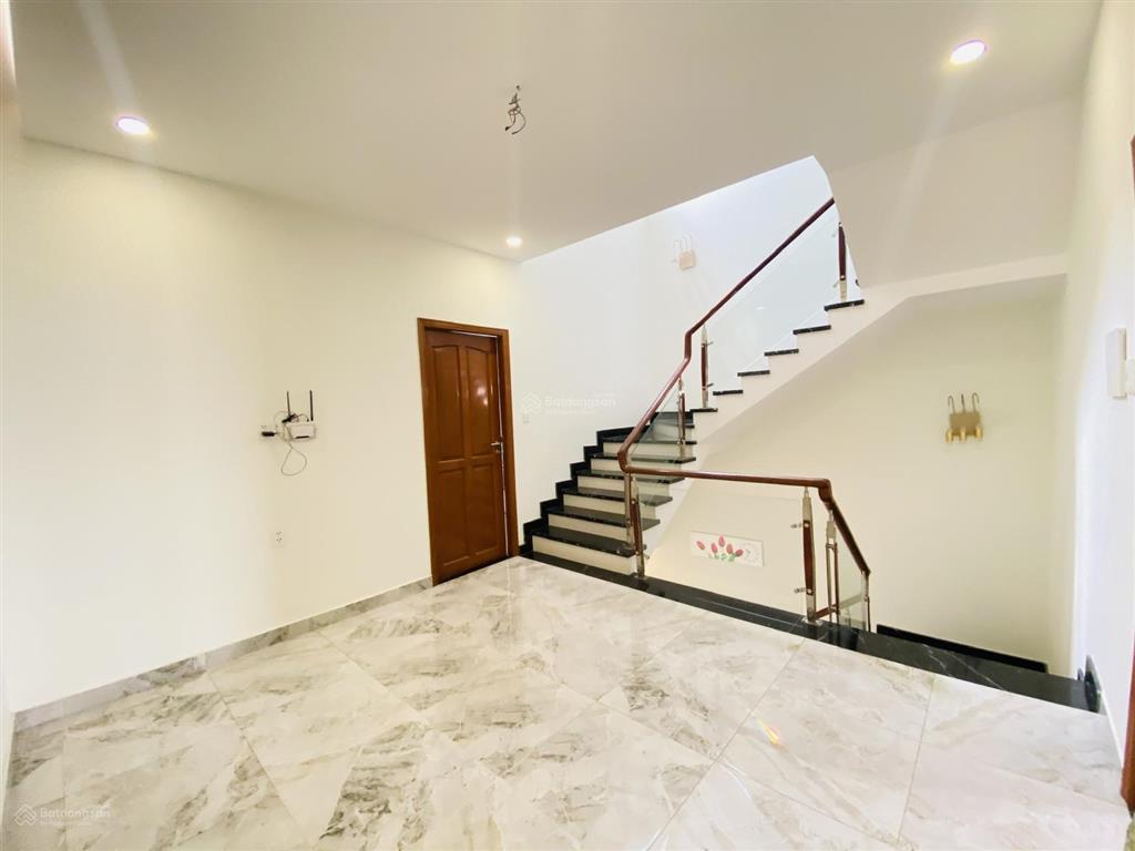 Bán gấp căn gốc 128m2, nội thất mới, hd thuê dài hạn, cạnh sân vườn lớn, sổ hồng