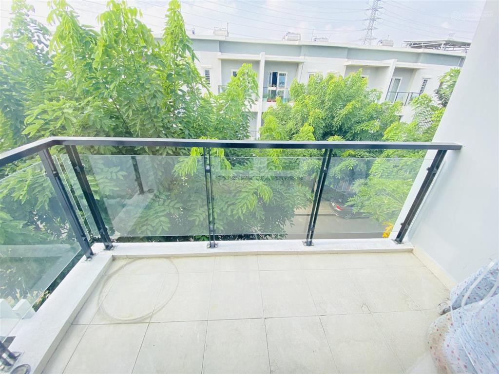 Bán gấp căn gốc 128m2, nội thất mới, hd thuê dài hạn, cạnh sân vườn lớn, sổ hồng